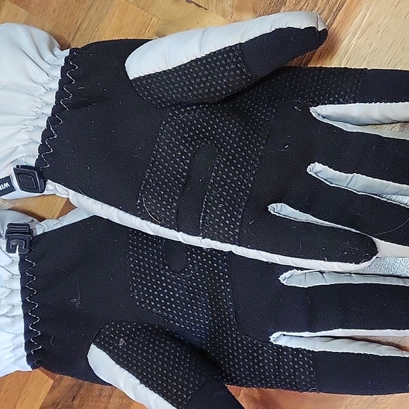 Fleece lined, windproof gloves by head. Size Small - Picture 2 of 4